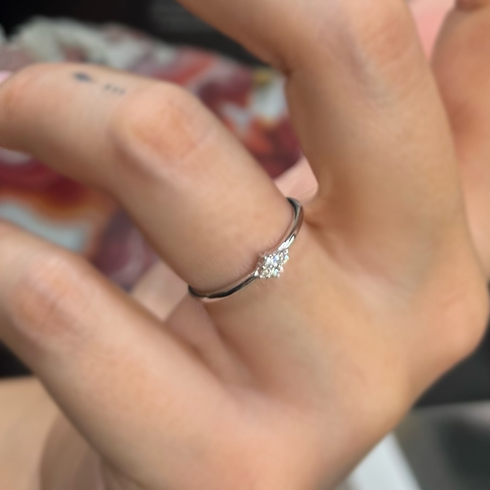 Тънък златен пръстен с диаманти, подходящ за венчален пръстен